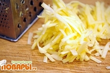 Шаг 3: Яблоки натереть на терке.