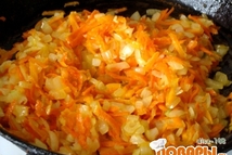 Шаг 4: Морковь натираем на крупной терке, …