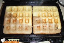 Шаг 4: Смазываем горячую вафельницу сливочным маслом …