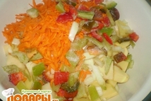 Шаг 2: натереть морковь и порезать лук …