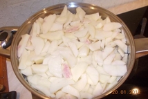 Шаг 3: Картофель почистить, порезать на тонкие …