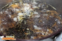 Шаг 4: Пока варится чечевица, нарезаем картофель …