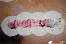 Шаг 1: Тонко раскатываем слоеное бездрожжевое тесто. …