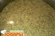 Шаг 2: Чечевицу промываем, наливаем в кастрюлю …