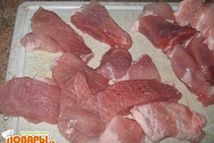 Шаг 2: Свинину режем небольшими кусками поперек …