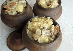 Рецепт: Картошка в горшочках с черносливом