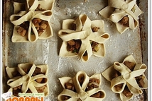 Шаг 7: Смазываем яйцом и присыпаем кунжутом. …