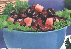 Салат из фасоли со шкварками