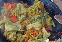 Шаг 4: В готовый фарш добавляем рыбку, …