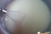 Шаг 6: После чего в муку влить …