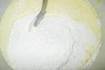 Шаг 2: Добавить 0,5 стакана муки и …