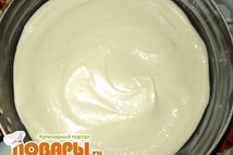 Шаг 4: Затем добавляем яйцо, размягченный маргарин, …