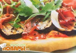 Рецепт: Пицца с баклажаном, брезаолой, рукколой и пармезаном  