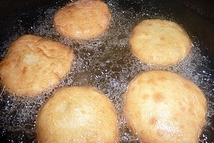 Шаг 7: Баурсаки должны жарится полностью утопая …