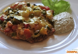 Рецепт: Куринная отбивная «Месье Корше» с овощами и соусом 