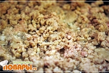 Шаг 1: Фарш выложить на обжарку. Посуду …