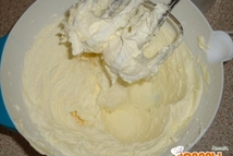 Шаг 2: В большой посуде смешиваем (лучше …