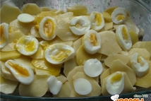 Шаг 4: Яйца нарезаем пластинками и выкладываем …