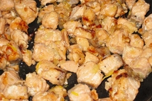 Шаг 3: Лук мелко нарезать и слегка …