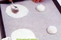 Шаг 5: Размажьте порции теста ложкой, формуя …