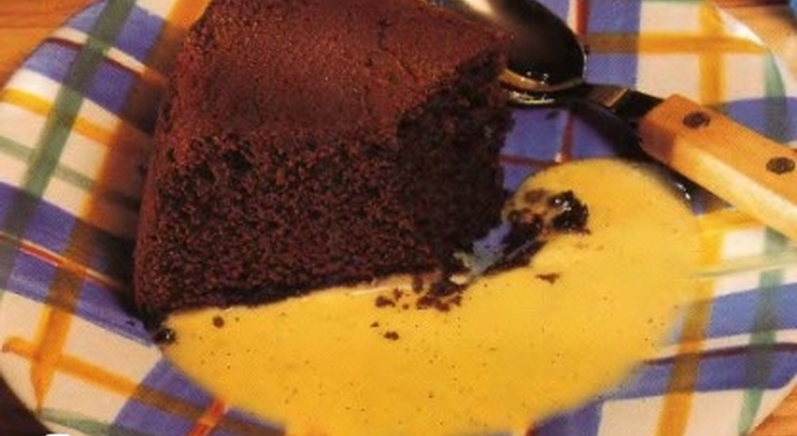 Шоколадный пирог с ванильным соусом