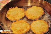 Шаг 4: Затем перевернуть и обжарить с …