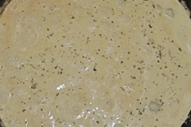 Шаг 4: В обжаренные с луком шампиньоны, …