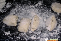 Шаг 2: Замесить тесто, не тугое. разделить …