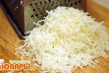 Шаг 6: Сыр пармезан натереть на терке.