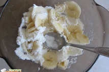 Шаг 4: Дальше добавляем нарезанный банан к …