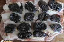 Шаг 4: Дальше выкладываем тонко нарезанный бекон. …