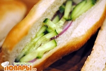 Шаг 1: Сосиску отварить. Булку поделить на …