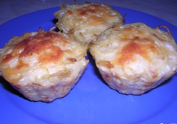 Рецепт: Маффины из спагетти с колбаской внутри