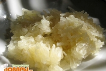 Шаг 2: Чеснок почистить и помыть. Измельчить …