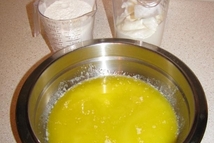 Шаг 1: Растапливаем сливочное масло (200 грамм) …