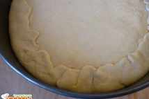 Шаг 4: Раскатать оставшееся тесто, положить на …