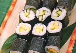 Рецепт: Роллы с огурцом и авокадо