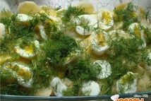 Шаг 5: Майонез смешиваем с сырыми яйцами, …