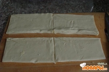 Шаг 3: Достаем тесто из упаковки и …