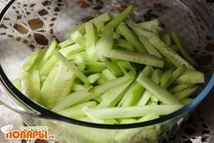 Шаг 3: Подготовленные огурчики нужно порезать соломкой …