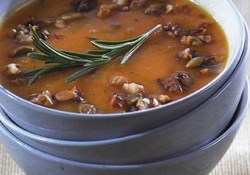 Рецепт: Тыквенный суп с орехами  