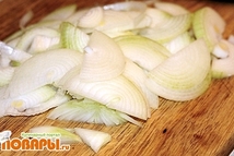 Шаг 5: Лук почистить, помыть и порезать …