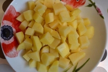 Шаг 4: Картошку режем на средние по …