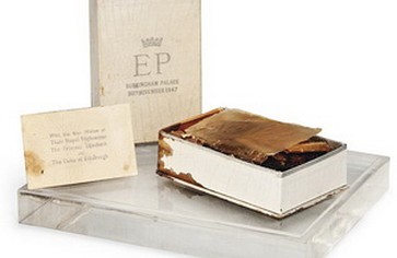 Кусочек истории: выставлен на продажу 66-летний торт со свадьбы английской королевы