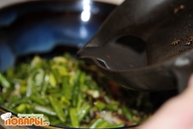 Шаг 7: Вылить поверх салата.