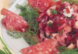 Рецепт: Салат из квашеной капусты и красной свеклы