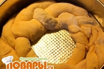 Шаг 4: Выложить косичку в круглую форму, …