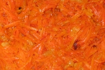 Шаг 2: Очищенный и порезанный лук, припустить …