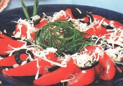 Рецепт: Салат из помидоров с сыром и маслинами