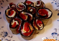 Рецепт: Рулетики из баклажанов с сыром, чесноком и помидорами